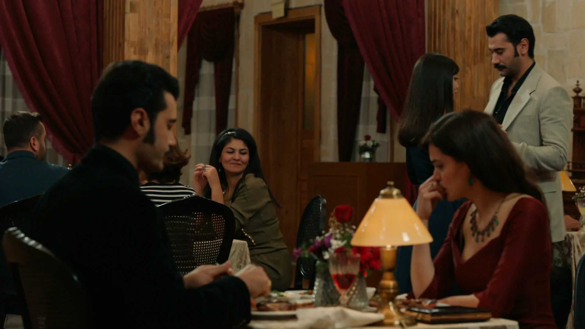 La historia de amor entre Yilmaz y Müjgan avanza ante los ojos de Züleyha La historia de amor entre Yilmaz y Müjgan avanza ante los ojos de Züleyha