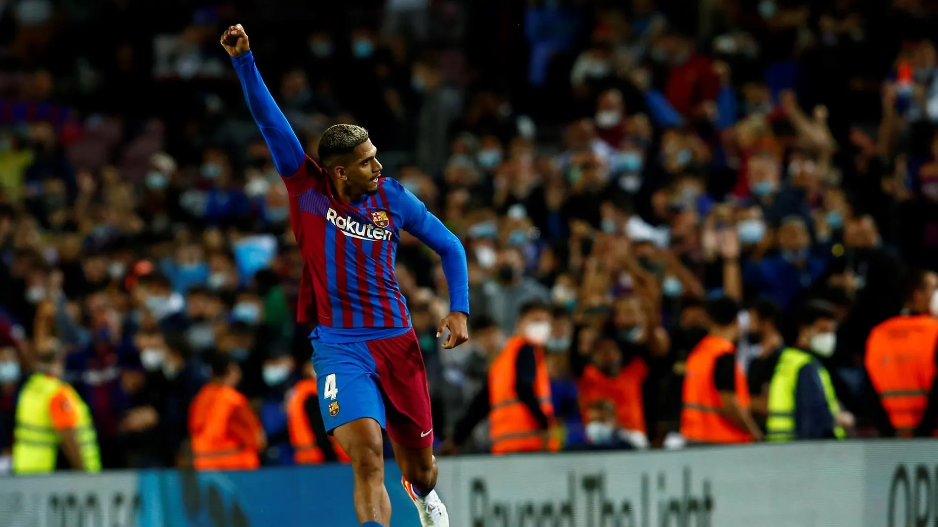 Araújo rescata un punto en Liga para el Barcelona contra el Granada en el Camp Nou