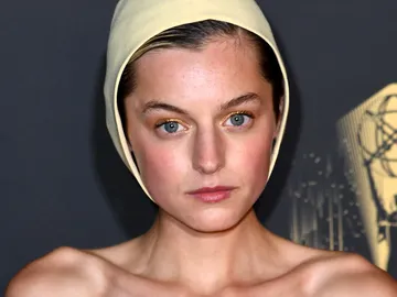 Emma Corrin en la alfombra roja de los Premios Emmy 2021 Emma Corrin en la alfombra roja de los Premios Emmy 2021