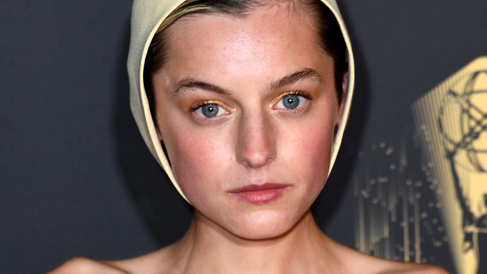 El incomprensible look de Emma Corrin ('The Crown') con uñas de Catwoman y gorro de baño en los Emmy 