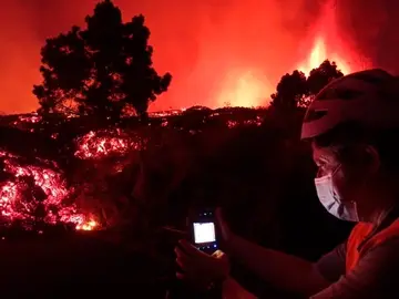 La desesperación de los vecinos que ven como la lava se traga sus casas La desesperación de los vecinos que ven como la lava se traga sus casas