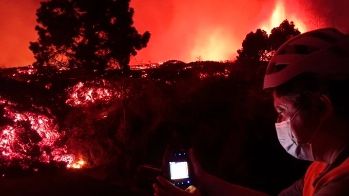 La desesperación de los vecinos que ven como la lava se traga sus casas La desesperación de los vecinos que ven como la lava se traga sus casas