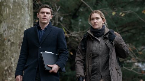 Evan Peters y Kate Winslet en 'Mare of Easttown'