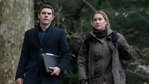 Evan Peters y Kate Winslet en 'Mare of Easttown' Evan Peters y Kate Winslet en 'Mare of Easttown'