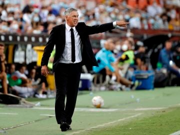 El entrenador del Real Madrid, Carlo Ancelotti, en la banda de Mestalla