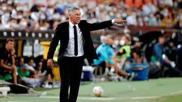 El entrenador del Real Madrid, Carlo Ancelotti, en la banda de Mestalla El entrenador del Real Madrid, Carlo Ancelotti, en la banda de Mestalla