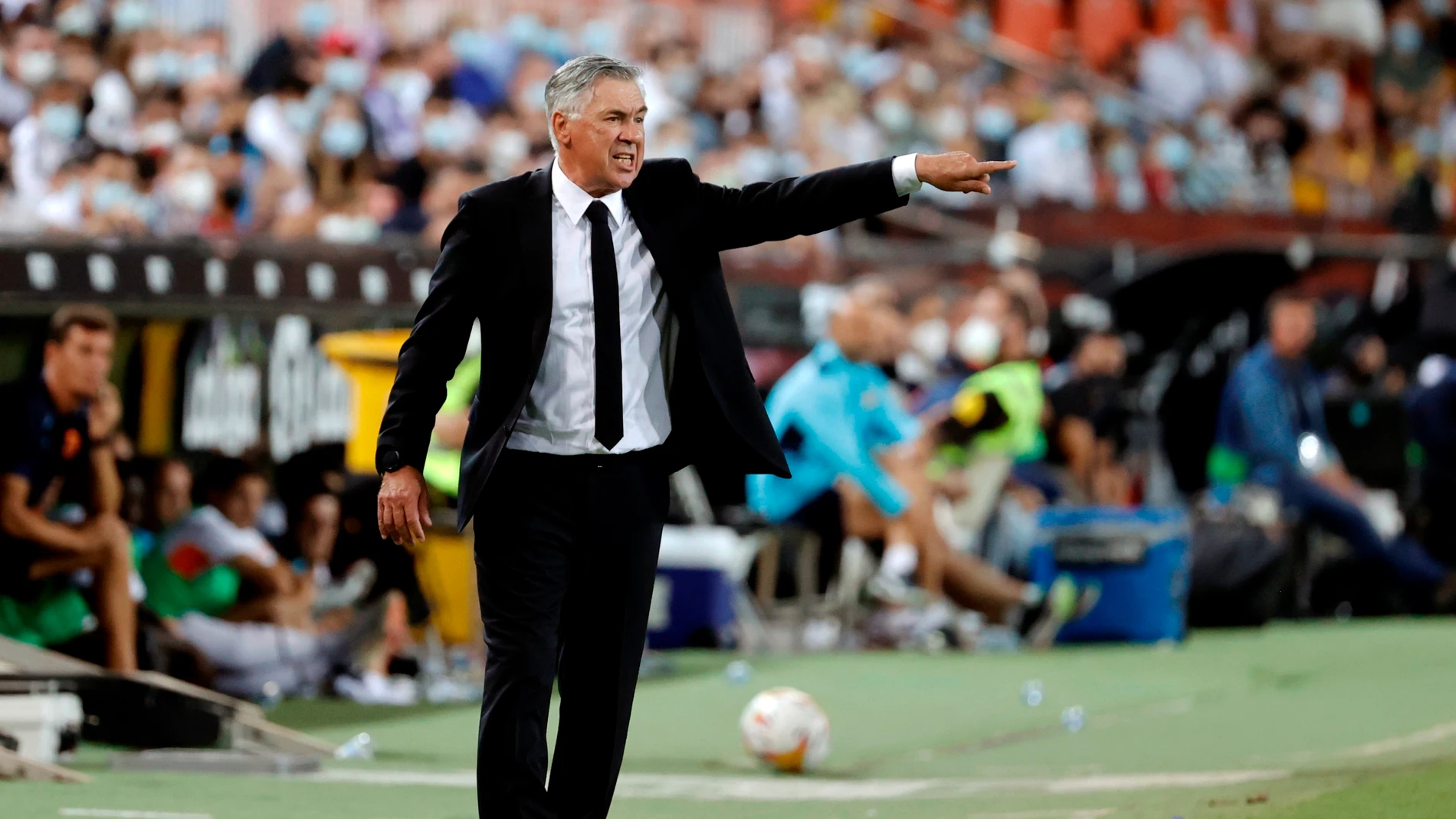 El entrenador del Real Madrid, Carlo Ancelotti, en la banda de Mestalla