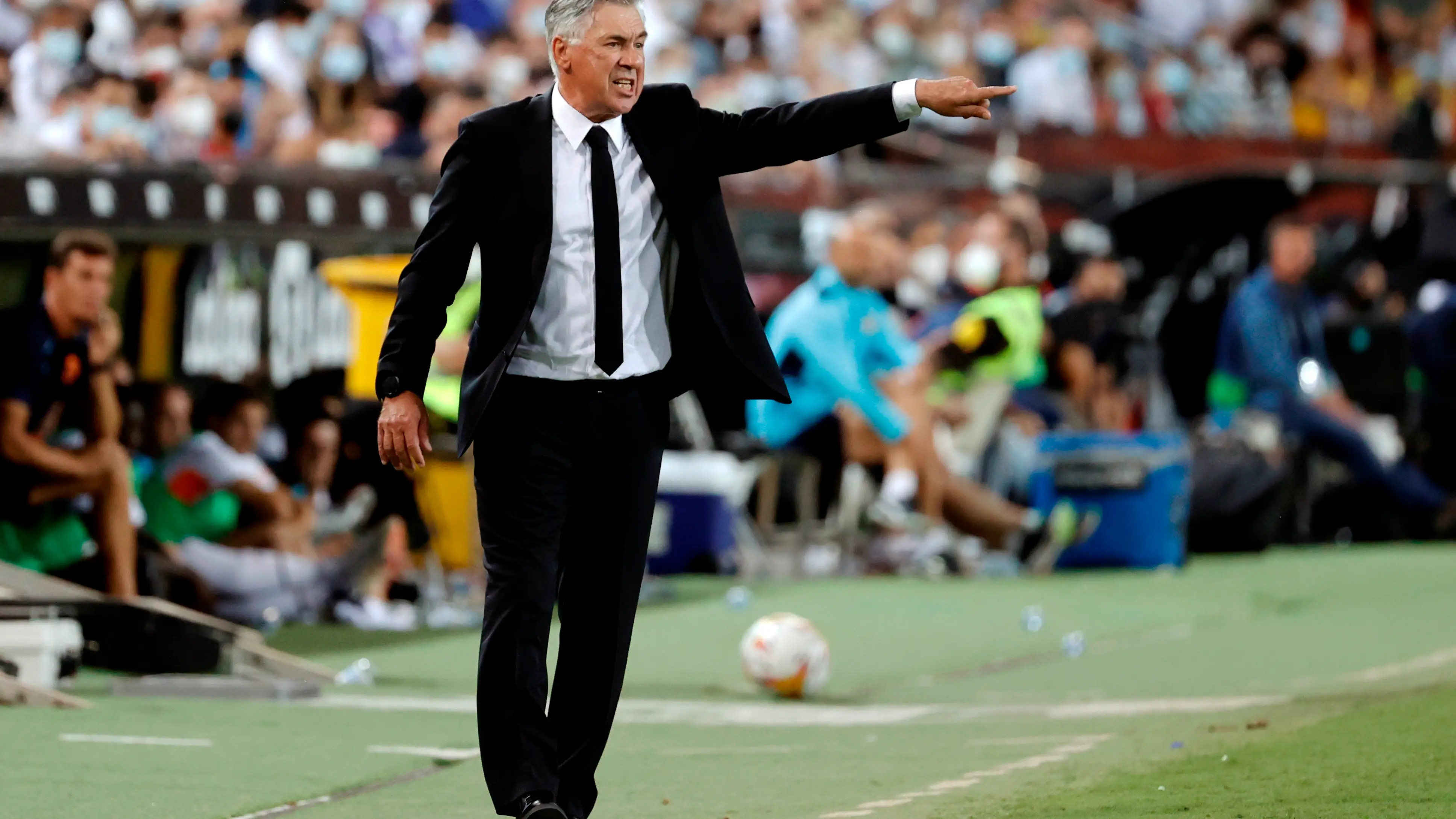 El entrenador del Real Madrid, Carlo Ancelotti, en la banda de Mestalla