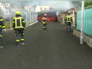 La impotencia de los bomberos frente a "una lengua de lava que destroza todo a su paso"