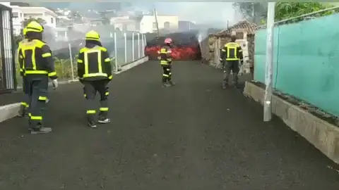 La impotencia de los bomberos frente a "una lengua de lava que destroza todo a su paso" La impotencia de los bomberos frente a "una lengua de lava que destroza todo a su paso"