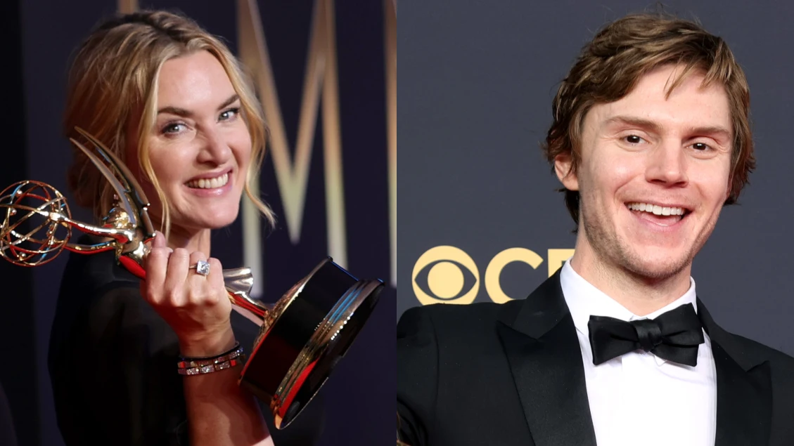 Kate Winslet y Evan Peters tras ganar su Emmy por 'Mare of Easttown'