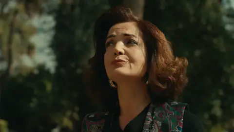 Una vista inesperada: La madre de Müjgan llega a Adana Una vista inesperada: La madre de Müjgan llega a Adana