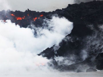 La lava del volcán de La Palma al llegar al mar