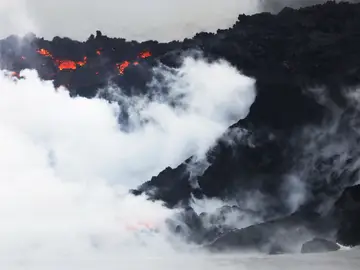 La lava del volcán de La Palma al llegar al mar La lava del volcán de La Palma al llegar al mar