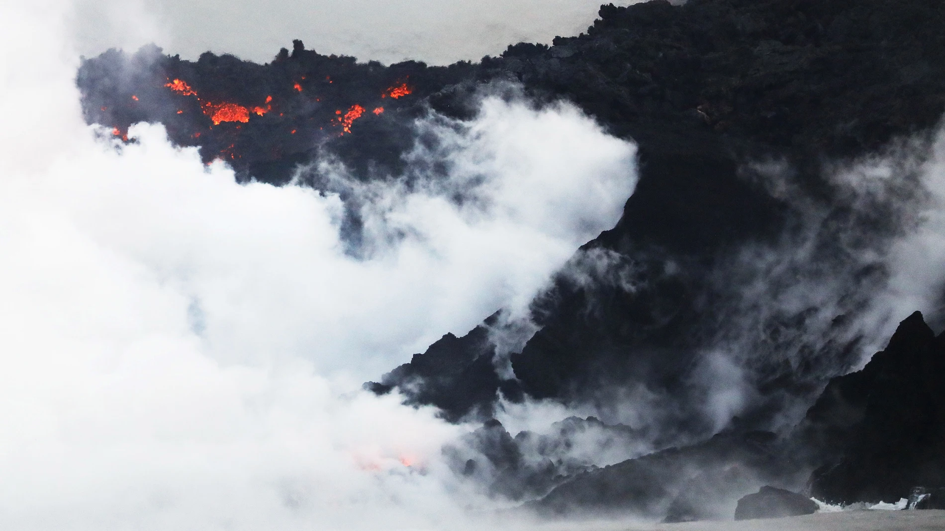 La lava del volcán de La Palma al llegar al mar