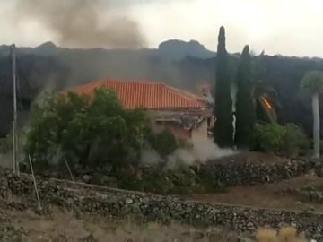 La lava del volcán de La Palma derrumba una casa