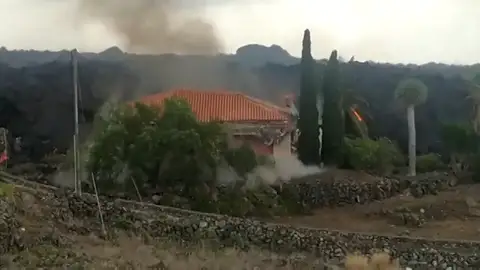 La lava del volcán de La Palma derrumba una casa La lava del volcán de La Palma derrumba una casa