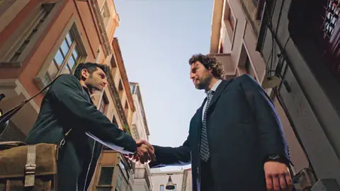 Toda una sorpresa para Han: el hombre al que defendió es el profesor de Neriman Toda una sorpresa para Han: el hombre al que defendió es el profesor de Neriman