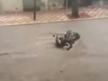 Moto arrastrada en Teià, Barcelona, por la DANA