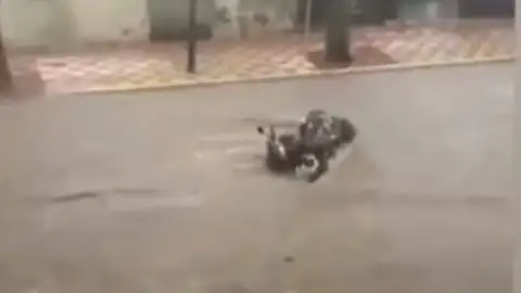 Moto arrastrada en Teià, Barcelona, por la DANA Moto arrastrada en Teià, Barcelona, por la DANA