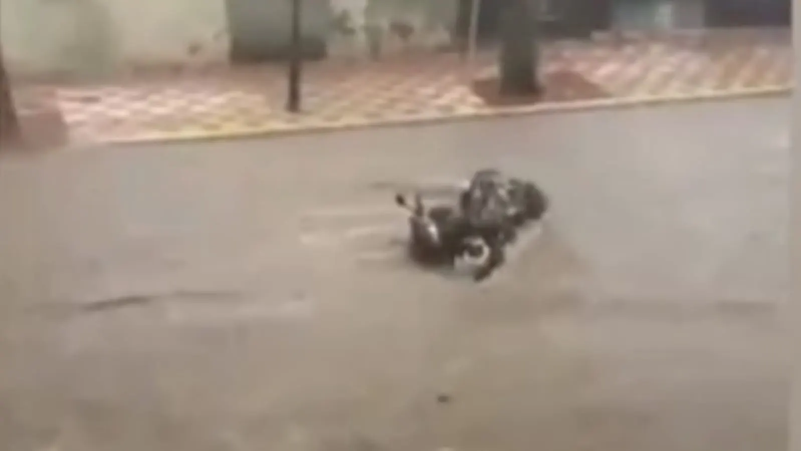 Moto arrastrada en Teià, Barcelona, por la DANA Moto arrastrada en Teià, Barcelona, por la DANA