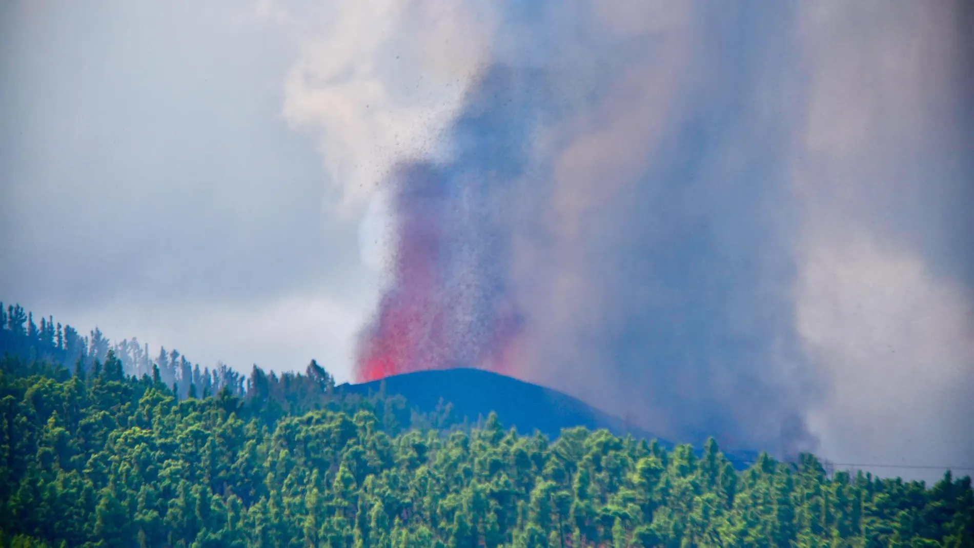 Más de 500 efectivos trabajan con "impotencia" ante el volcán de LaPalma