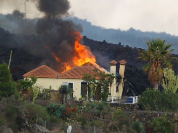 Una casa en llamas por la lava en el residencial de Los Campitos, en Los Llanos