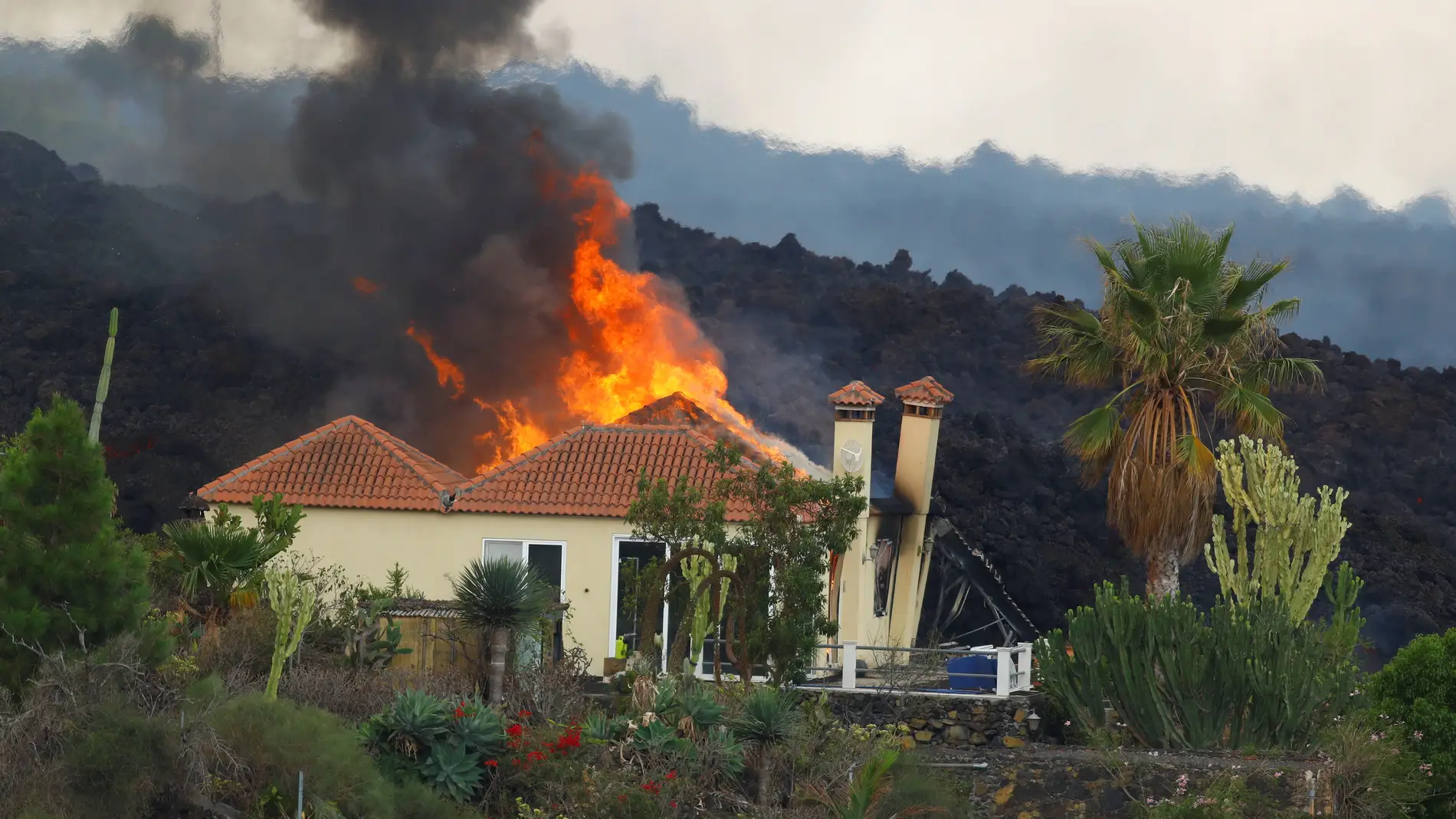 Una casa en llamas por la lava en el residencial de Los Campitos, en Los Llanos