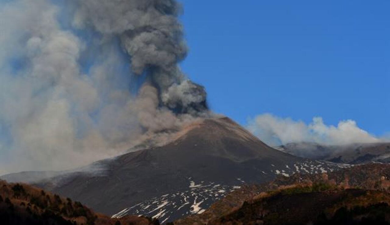 Etna entra en erupci&oacute;n