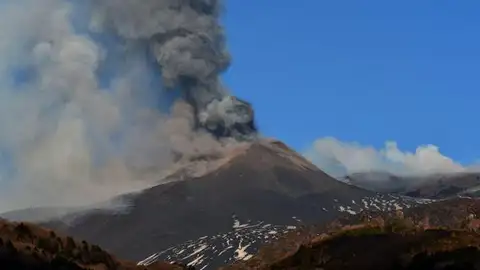Etna entra en erupción Etna entra en erupción