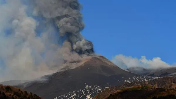 Etna entra en erupci&oacute;n