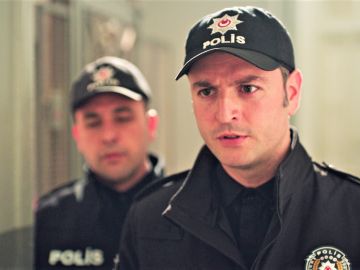 La policía acude a casa de los Derenoglu en busca de Gülben: “Tenemos que llevárnosla”