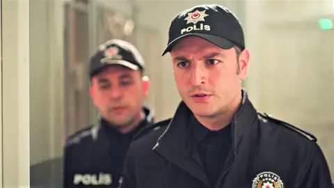 La policía acude a casa de los Derenoglu en busca de Gülben: “Tenemos que llevárnosla” La policía acude a casa de los Derenoglu en busca de Gülben: “Tenemos que llevárnosla”