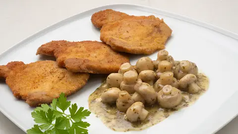 ¡La receta perfecta para principiantes! Lomo empanado con champiñones en salsa ¡La receta perfecta para principiantes! Lomo empanado con champiñones en salsa