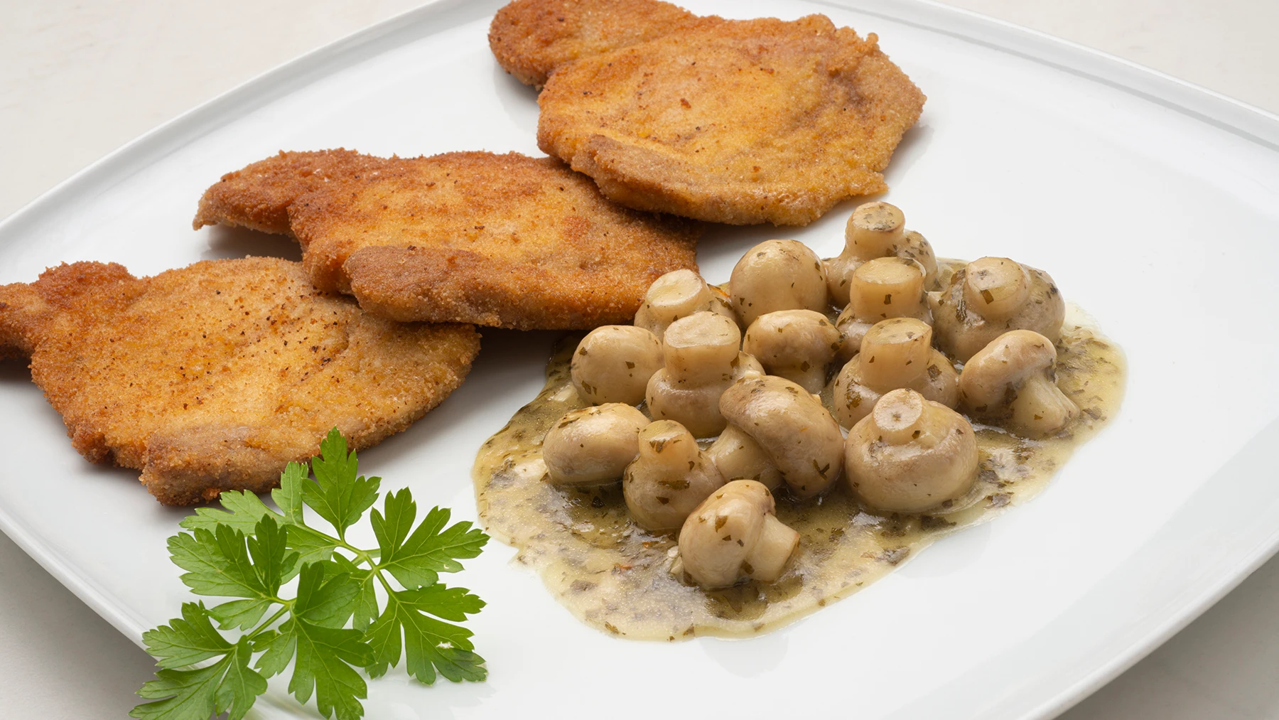¡La receta perfecta para principiantes! Lomo empanado con champiñones en salsa ¡La receta perfecta para principiantes! Lomo empanado con champiñones en salsa