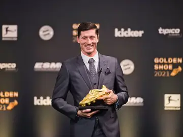 Lewandowski recibe la Bota de Oro 2021: "Sí, es cierto que me vi con Florentino Pérez" Lewandowski recibe la Bota de Oro 2021: "Sí, es cierto que me vi con Florentino Pérez"