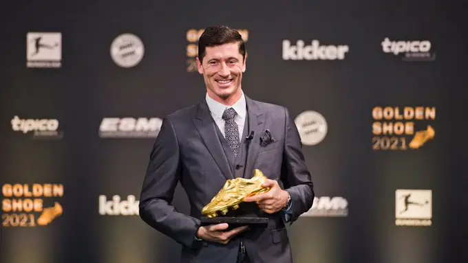 Lewandowski recibe la Bota de Oro 2021: "Sí, es cierto que me vi con Florentino Pérez" Lewandowski recibe la Bota de Oro 2021: "Sí, es cierto que me vi con Florentino Pérez"