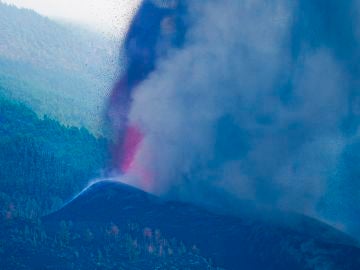 El volcán de la isla de La Palma sigue expulsando lava