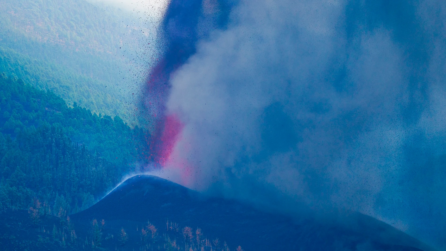 El volcán de la isla de La Palma sigue expulsando lava