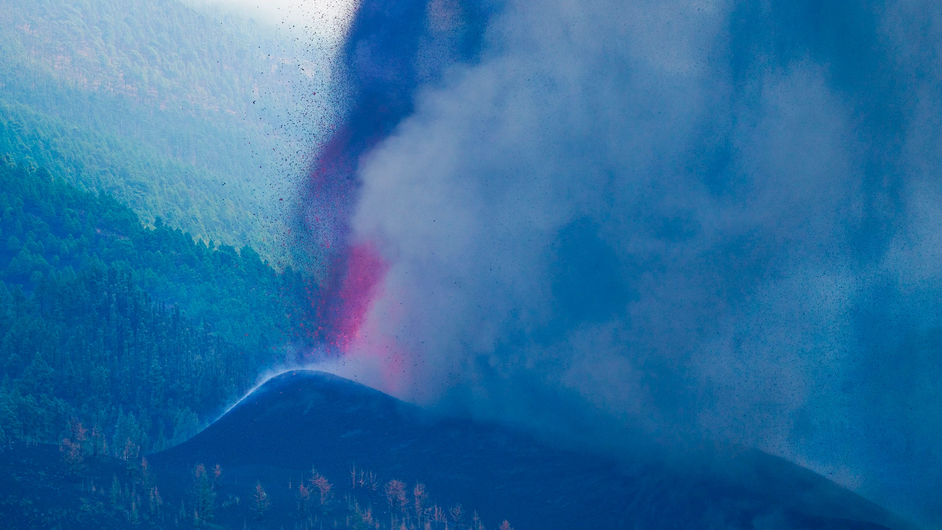El volc&aacute;n de la isla de La Palma sigue expulsando lava