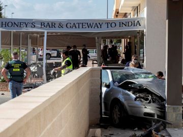Dos hombres han muerto y otras dos personas han resultado heridas no de gravedad al invadir un coche la terraza de un bar en el núcleo de la población murciana de Roldán, el pasado viernes 17 de septiembre