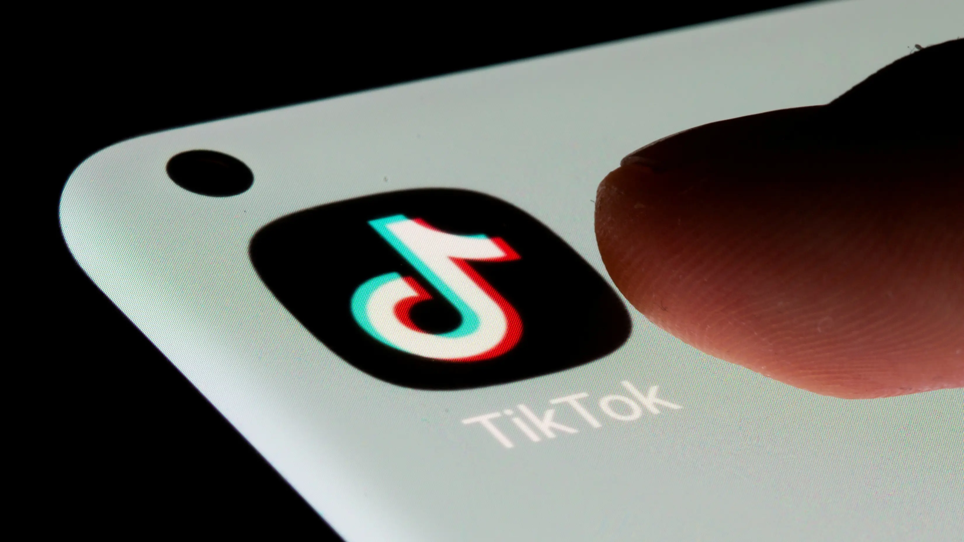 Aplicaci&oacute;n TikTok en un m&oacute;vil