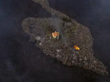 La imagen de la casa que se ha salvado milagrosamente de ser engullida por la lava La imagen de la casa que se ha salvado milagrosamente de ser engullida por la lava
