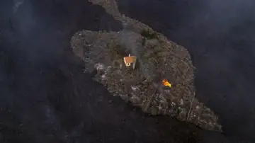La imagen de la casa que se ha salvado milagrosamente de ser engullida por la lava La imagen de la casa que se ha salvado milagrosamente de ser engullida por la lava