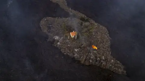 La imagen de la casa que se ha salvado milagrosamente de ser engullida por la lava La imagen de la casa que se ha salvado milagrosamente de ser engullida por la lava