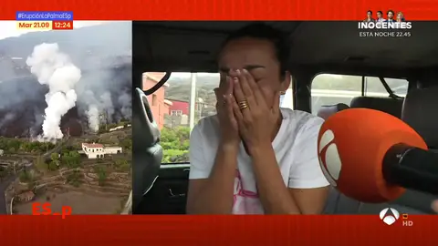 Desolada tras perder su casa por la erupción del volcán Desolada tras perder su casa por la erupción del volcán