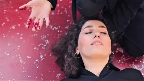 ¡Tragedia en la radio! Esra inconsciente, por una embestida por parte de Gülben: “La he matado” Una brutal agresión por parte de Gülben deja a Esra inconsciente: “La he matado”