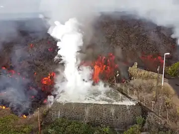 Las espectaculares imágenes de la lava del volcán de La Palma entrando en tanques y piscinas Las espectaculares imágenes de la lava del volcán de La Palma entrando en tanques y piscinas
