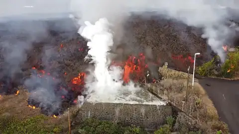 Las espectaculares imágenes de la lava del volcán de La Palma entrando en tanques y piscinas Las espectaculares imágenes de la lava del volcán de La Palma entrando en tanques y piscinas