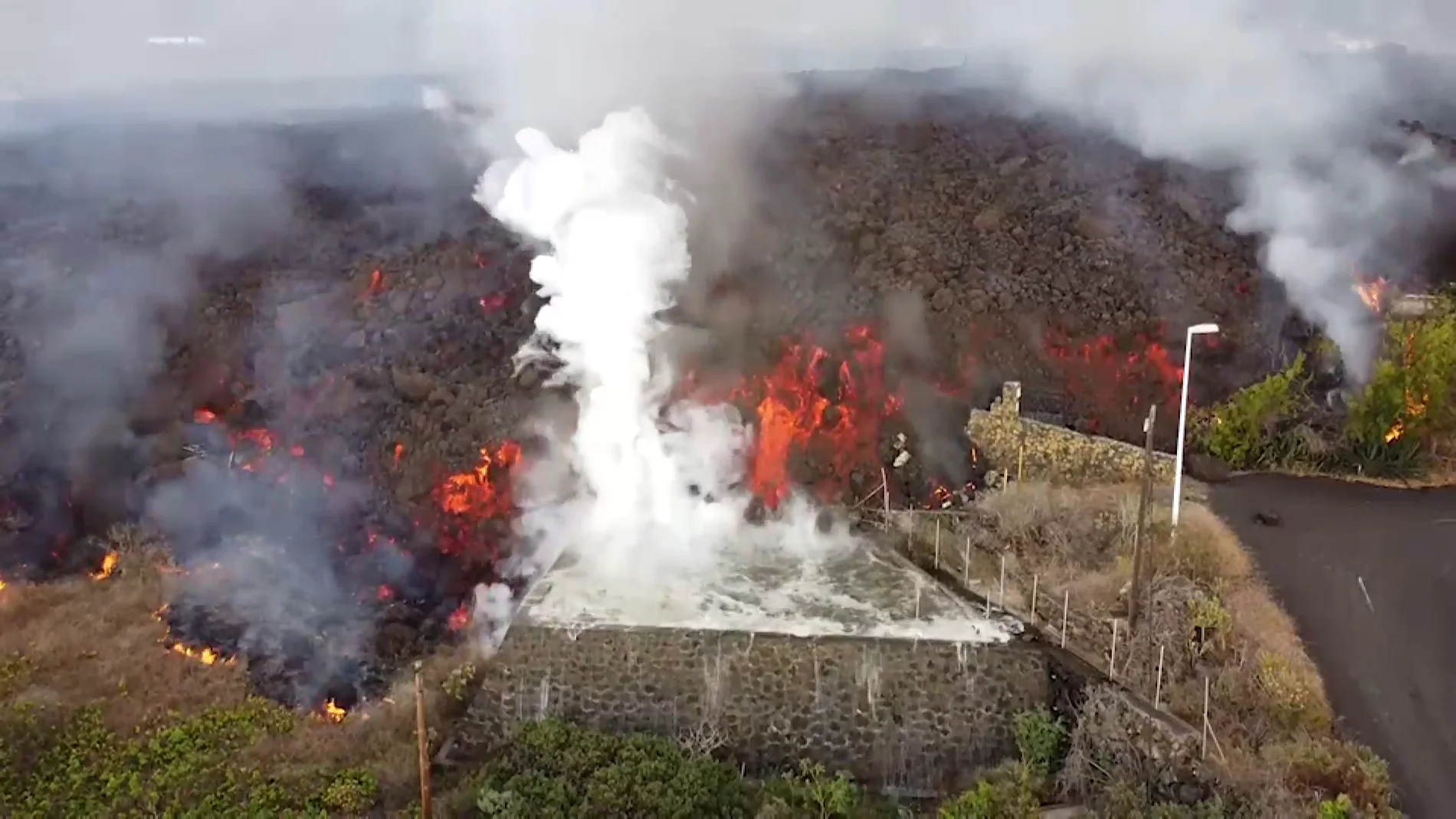 Las espectaculares imágenes de la lava del volcán de La Palma entrando en tanques y piscinas